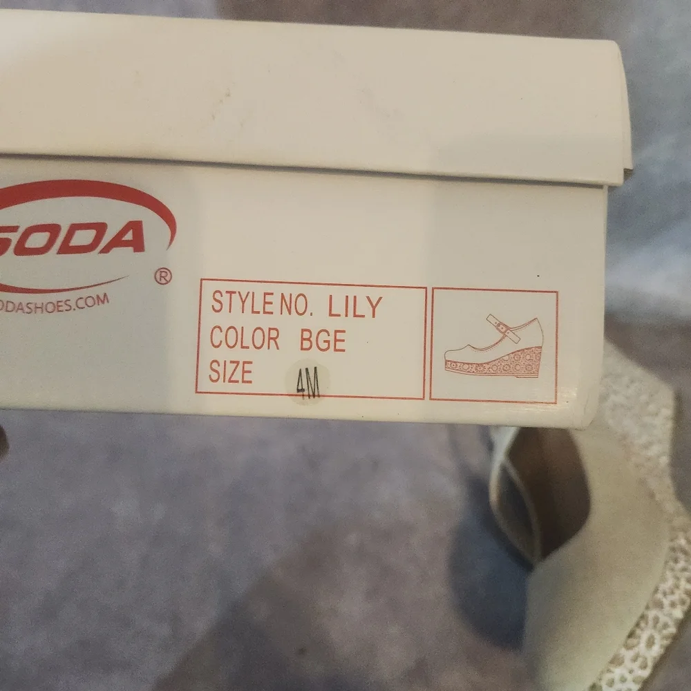 Soda Lace‎ Heel Cream Wedge Shoes Size 4M